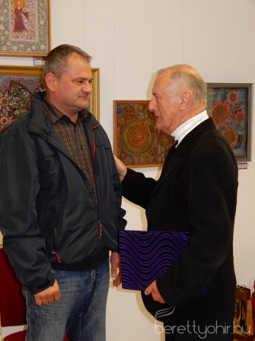 Fellobant az első gyertya lángja 38